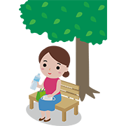 木陰で水分補給をする女性
