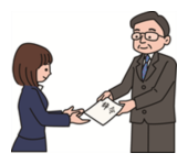辞令を受け取る女性社員