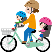 ヘルメットで自転車に乗る母親と子供